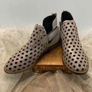 Musse & Cloud Perforated Gray Ankle Boots